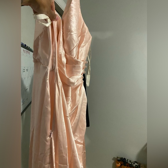 David’s Bridal Galina Signature Bridesmaid dress Size 6 - Picture 10 of 13